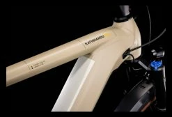 Vélo De Ville Électrique Cube Kathmandu Hybrid Pro 625 Shimano Deore 11V 625 Wh 700 Mm Beige Desert 2022 20 Vélo De Ville Électrique Cube Kathmandu Hybrid Pro 625 Shimano Deore 11V 625 Wh 700 Mm Beige Desert 2022 -Magasin Vélos de Ville unnamed file 298