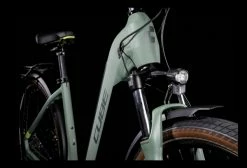 Vélo De Ville Électrique Cube Touring Hybrid One 625 Easy Entry Shimano Alivio 9V 625 Wh 700 Mm Vert Sharp 2022 21 Vélo De Ville Électrique Cube Touring Hybrid One 625 Easy Entry Shimano Alivio 9V 625 Wh 700 Mm Vert Sharp 2022 -Magasin Vélos de Ville unnamed file 383