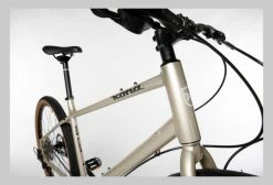 Vélo Fitness Kona Dew Plus SE Shimano Deore 10V 650b Beige Gloss Sand 2022 13 Vélo Fitness Kona Dew Plus SE Shimano Deore 10V 650b Beige Gloss Sand 2022 -Magasin Vélos de Ville unnamed file 84