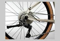 Vélo Fitness Kona Dew Plus SE Shimano Deore 10V 650b Beige Gloss Sand 2022 16 Vélo Fitness Kona Dew Plus SE Shimano Deore 10V 650b Beige Gloss Sand 2022 -Magasin Vélos de Ville unnamed file 87