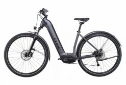 VTC Électrique Cube Nuride Hybrid Performance 625 Allroad Easy Entry Shimano Alivio 9V 625 Wh 700 Mm Gris Graphite 2022 14 VTC Électrique Cube Nuride Hybrid Performance 625 Allroad Easy Entry Shimano Alivio 9V 625 Wh 700 Mm Gris Graphite 2022 -Magasin Vélos de Ville unnamed file 974